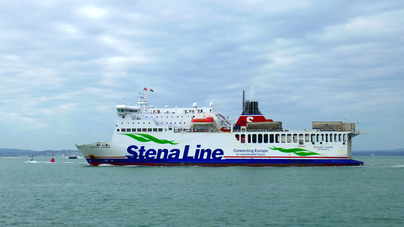 Le car-ferry M/V Stena Vinga, opéré pour le compte de DFDS, appareille de Portsmouth pour Jersey. Il passe devant la commune de Gosport.