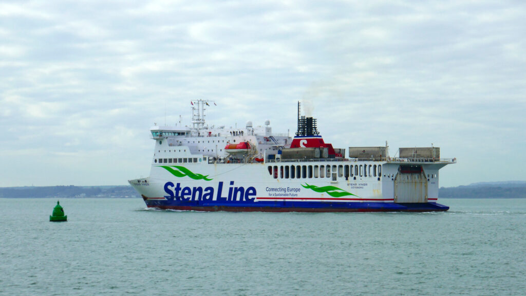 Le car-ferry M/V Stena Vinga, opéré pour le compte de DFDS, appareille de Portsmouth pour Jersey. Il passe devant la commune de Gosport.