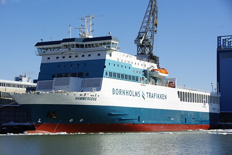 Le car-ferry Hammerodde est photographié à la sortie des chantiers STX Europe, où ses garages ont été étendus.
