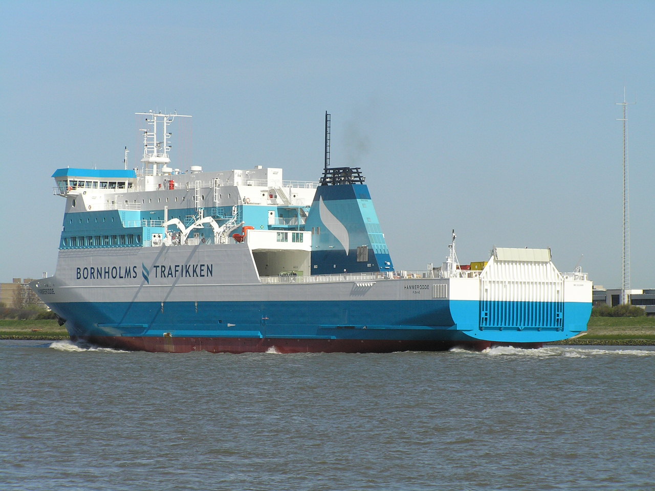 Le car-ferry Hammerodde de Bornholms Trafikken est photographié peu après son appareillage.