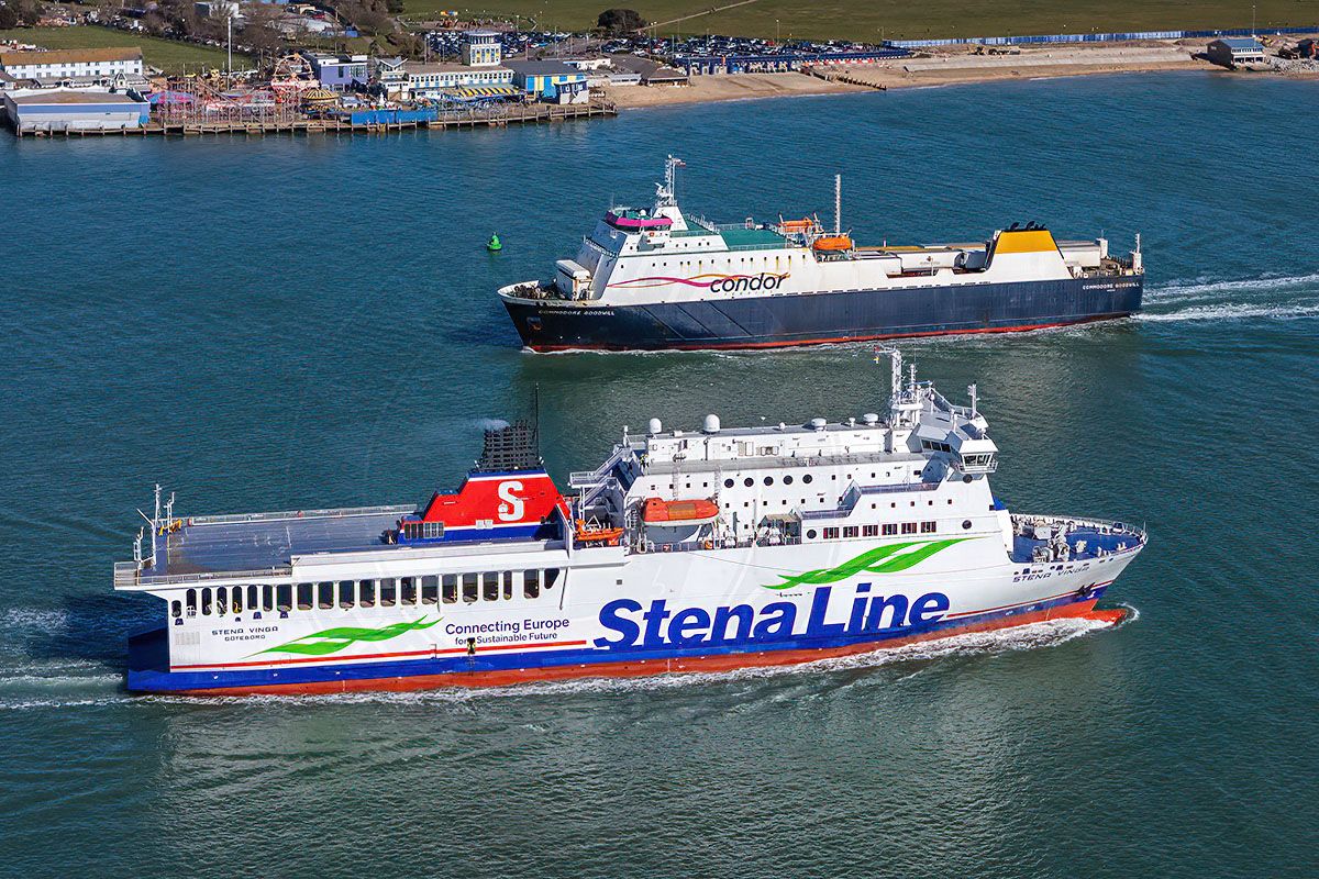 Le car-ferry Stena Vinga, affrété par DFDS, croise le roulier Commodore Goodwill de Condor Ferries à l'entrée de Portsmouth.