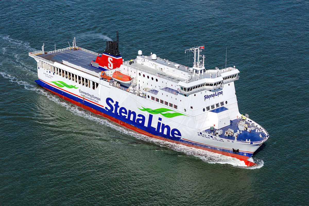 Le car-ferry Stena Vinga, affrété par DFDS, approche du port de Portsmouth.