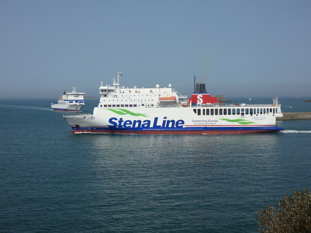 Le car-ferry Stena Vinga appareille du port de Saint-Malo, où il croise son sister-ship Islander (opéré par Brittany Ferries).
