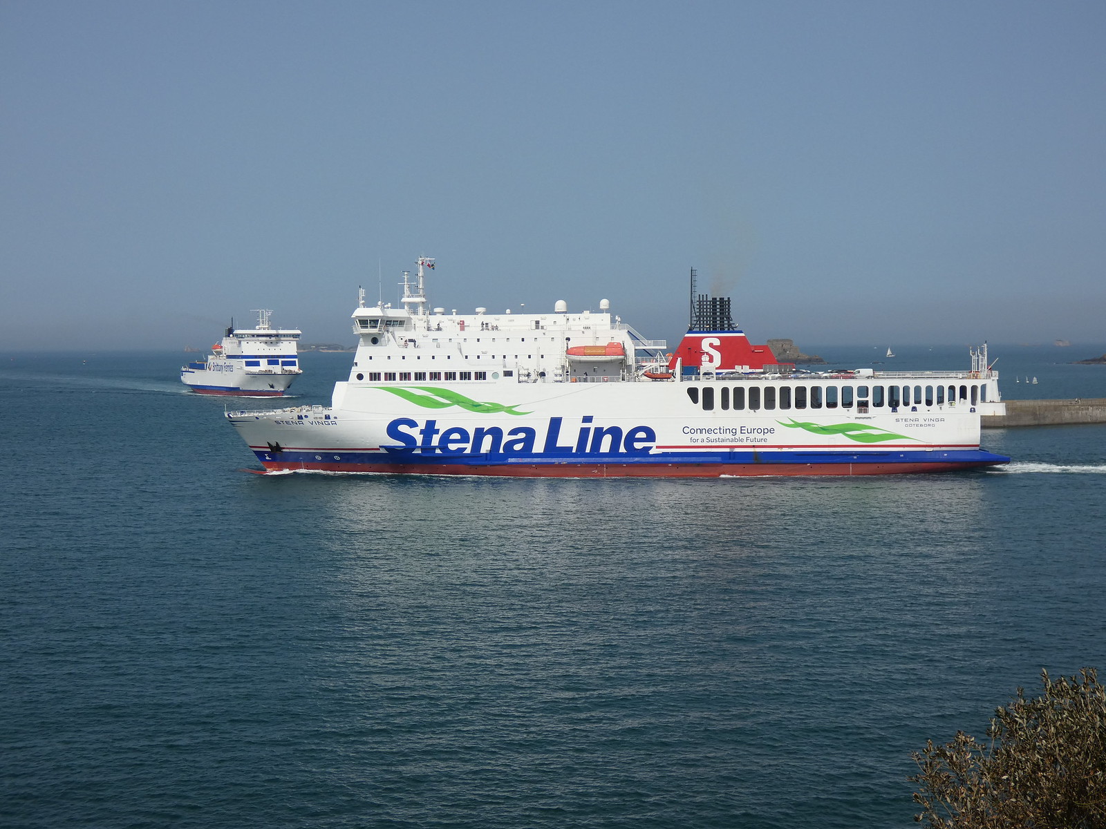 Le car-ferry Stena Vinga appareille du port de Saint-Malo, où il croise son sister-ship Islander (opéré par Brittany Ferries).
