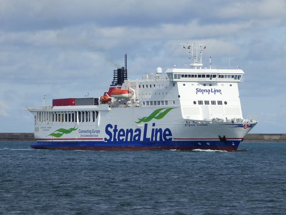 Le car-ferry Stena Vinga approche du port de Cherbourg, en provenance de celui de Rosslare.
