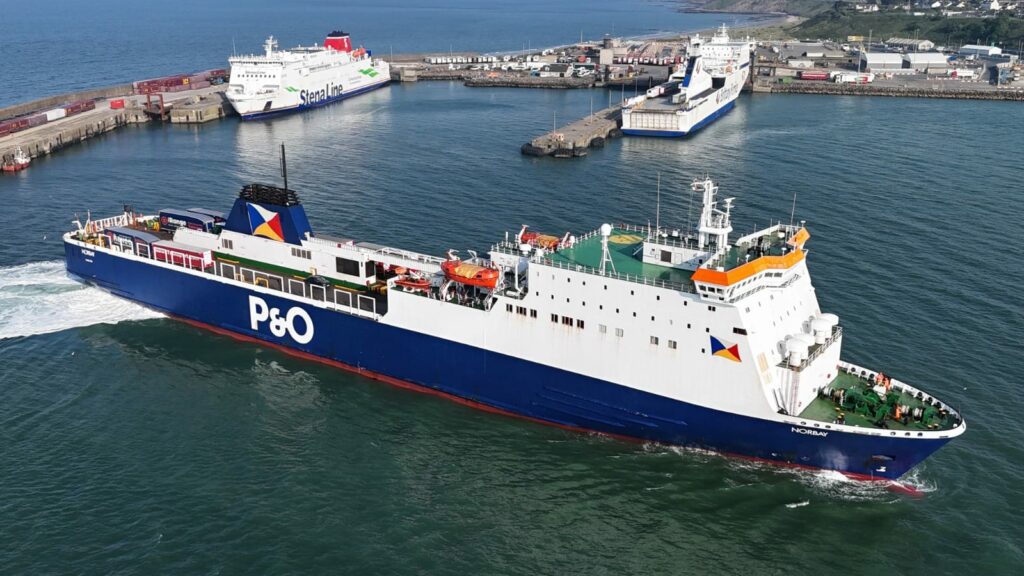 Le navire mixte Norbay est photographié dans le port de Rosslare. Il est alors en affrètement pour Irish Ferries.