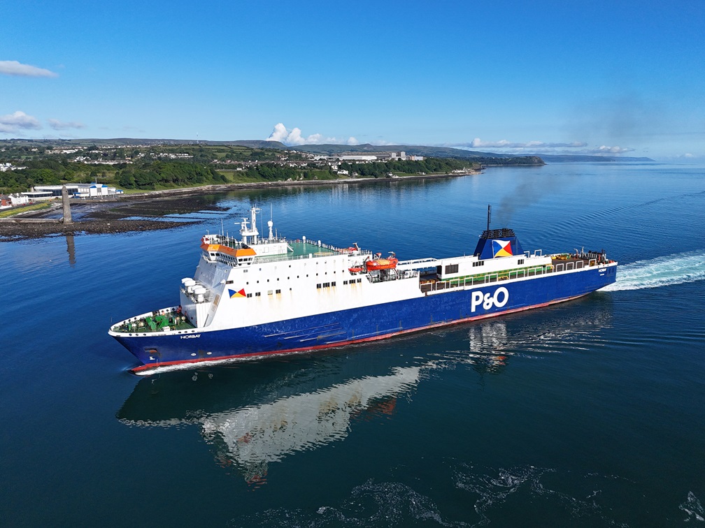 Le navire mixte Norbay approche du port de Larne.