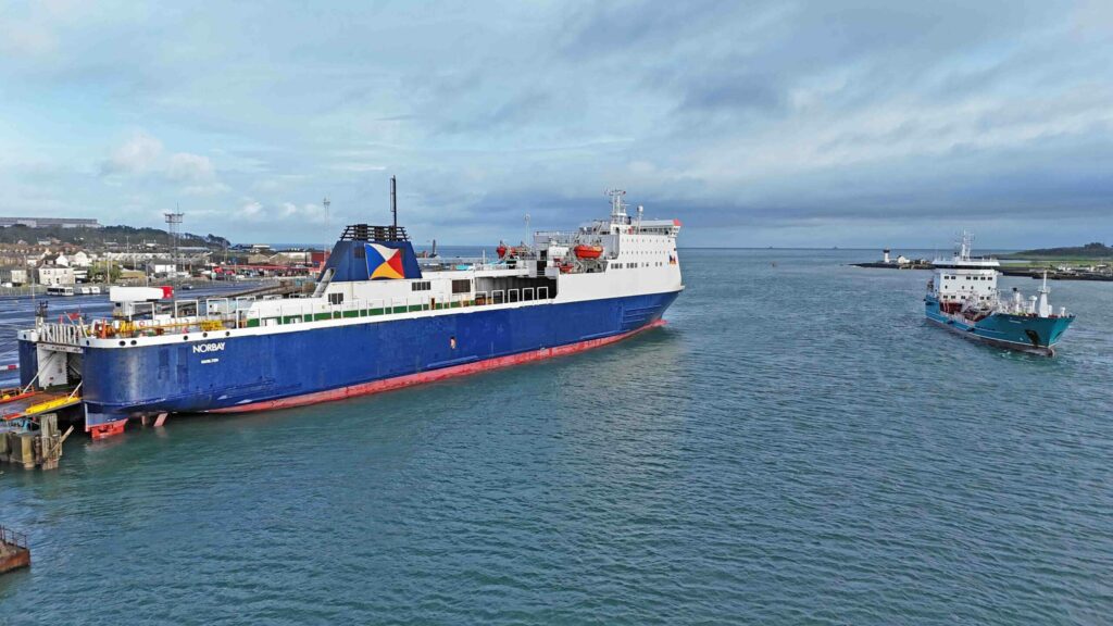 Le navire mixte Norbay est photographié dans le port de Larne. Il a perdu le logo P&O sur sa coque, préalable à son affrètement pour Brittany Ferries.