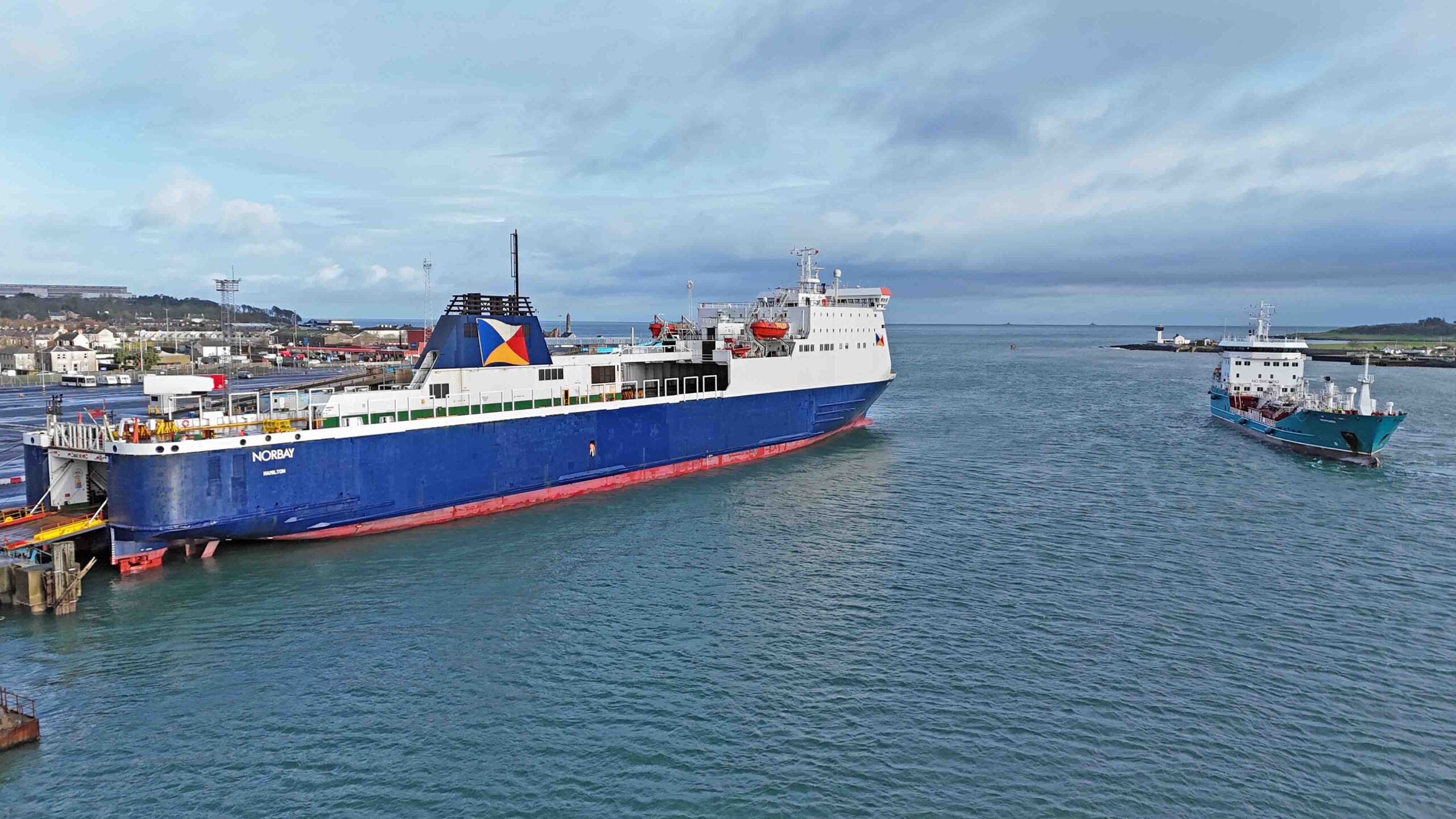Le navire mixte Norbay est photographié dans le port de Larne. Il a perdu le logo P&O sur sa coque, préalable à son affrètement pour Brittany Ferries.