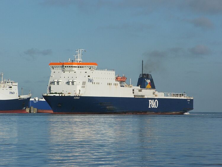 Le navire mixte Norbay, opéré par P&O Ferries, est photographié à Larne en 2007.