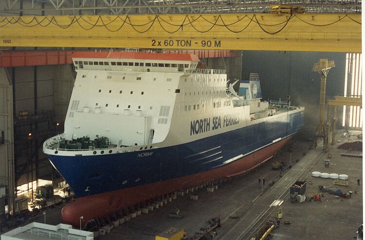 Le navire mixte Norbay est photographié dans le hall de construction des chantiers Van der Giessen de Noord.