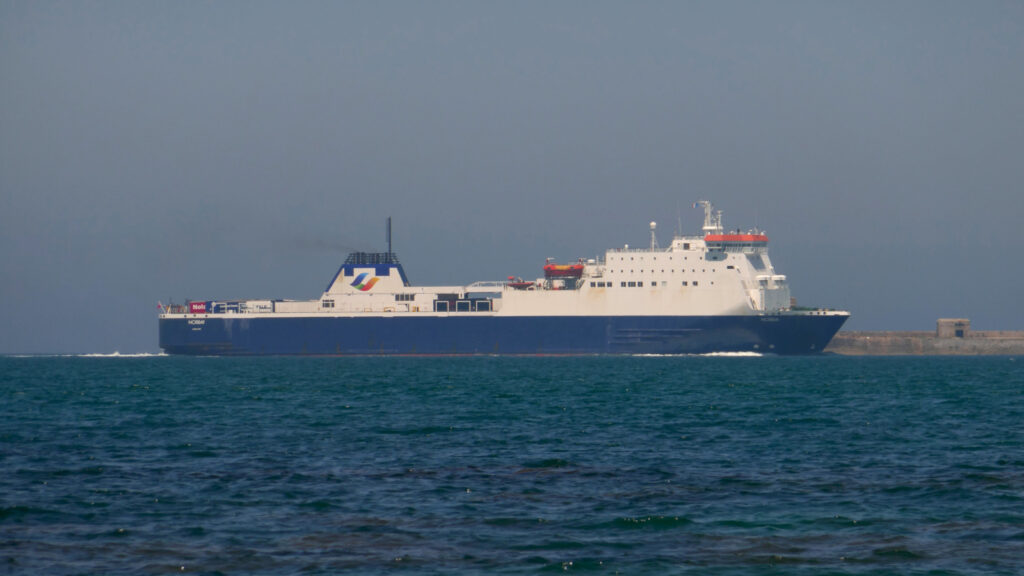 Le roulier M/V Norbay, affrété par Brittany Ferries, entre dans la rade de Cherbourg, en provenance de Rosslare (Irlande).
