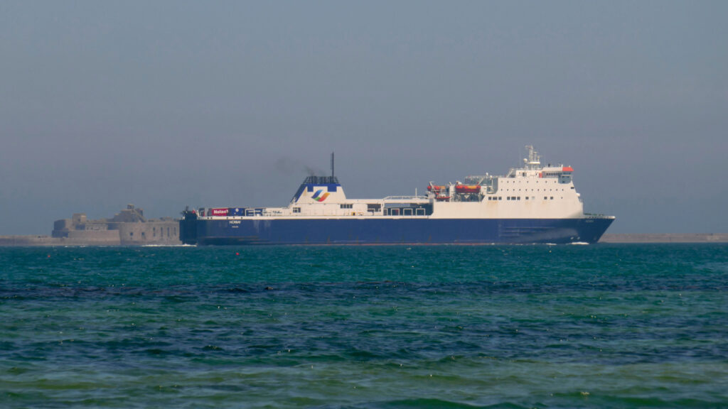 Le roulier M/V Norbay, affrété par Brittany Ferries, navigue dans la rade de Cherbourg, en provenance de Rosslare (Irlande).