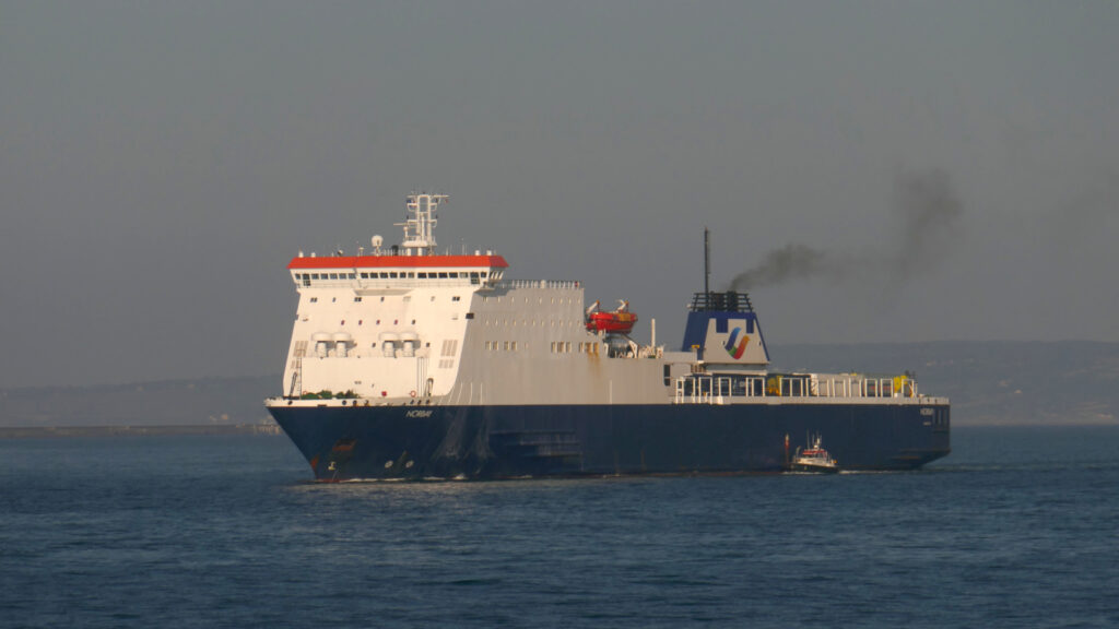 Le roulier M/V Norbay, affrété par Brittany Ferries pour opérer la ligne Cherbourg - Rosslare, est photographié alors qu'il quitte la rade de Cherbourg. Le pilote du bord s'apprête à quitter le ferry.