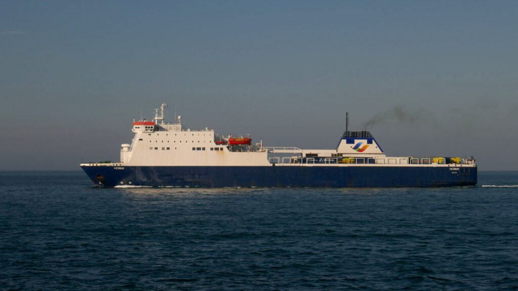 Le roulier M/V Norbay, affrété par Brittany Ferries, vient de quitter la rade de Cherbourg. Le ferry peut désormais prendre de la vitesse pour gagner Rosslare (Irlande).