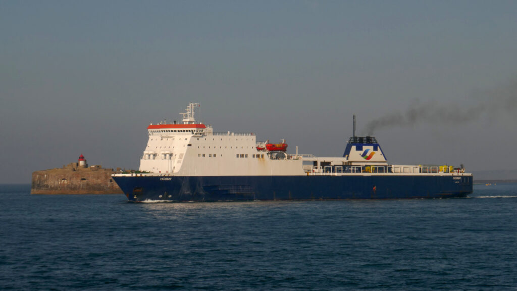 Le roulier M/V Norbay, affrété par Brittany Ferries, passe le fort qui marque l'entrée dans la rade de Cherbourg. Il prend désormais la direction de Rosslare (Irlande).