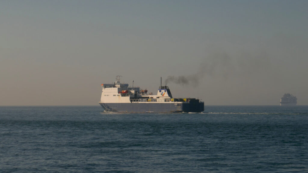Le roulier M/V Norbay, affrété par Brittany Ferries, peu après son appareillage de Cherbourg. Il est en destination de Rosslare (Irlande). Sur la ligne d'horizon, on devine le paquebot MSC Virtuosa, qui navigue en direction de Southampton.