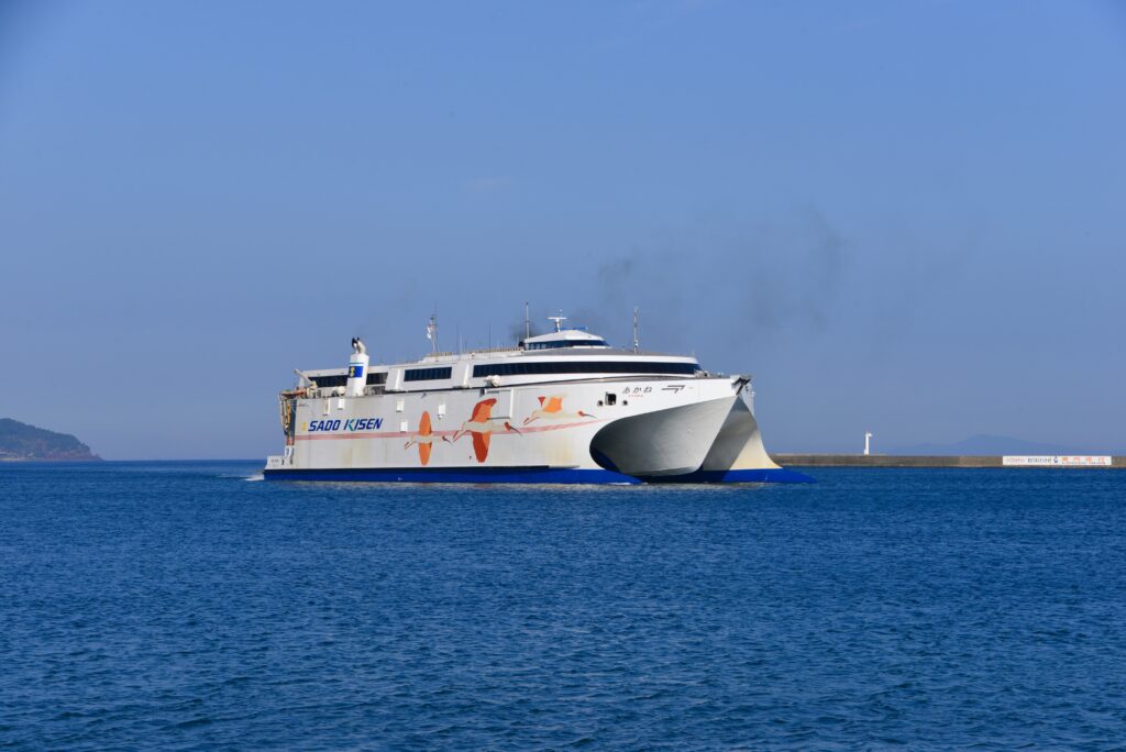 Le catamaran HSC Akane est photographié en pleine mer.