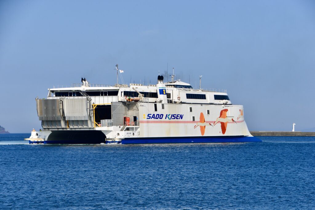 Le catamaran HSC Akane est photographié en pleine mer.