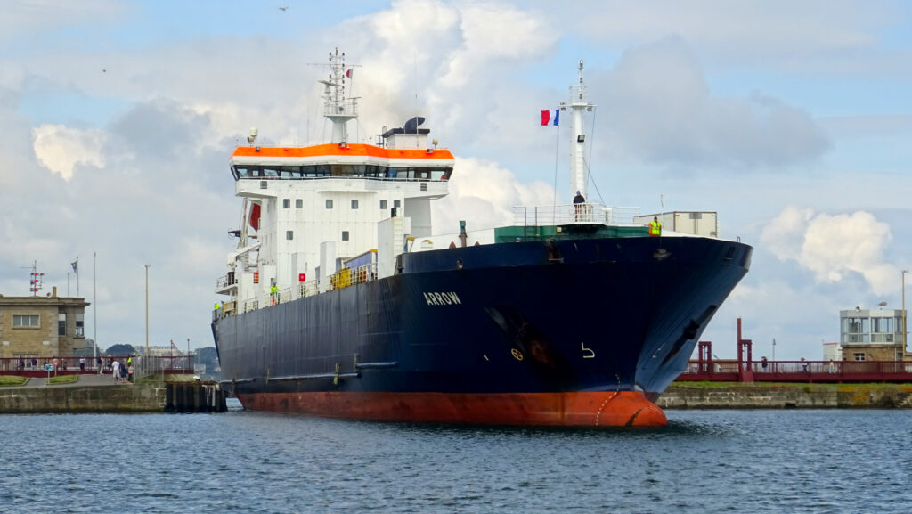 Le roulier M/V Arrow vient de franchir l'écluse du port de Saint-Malo. À cette occasion, il remplace le M/V Commodore Goodwill, habituellement alloué à cette desserte.