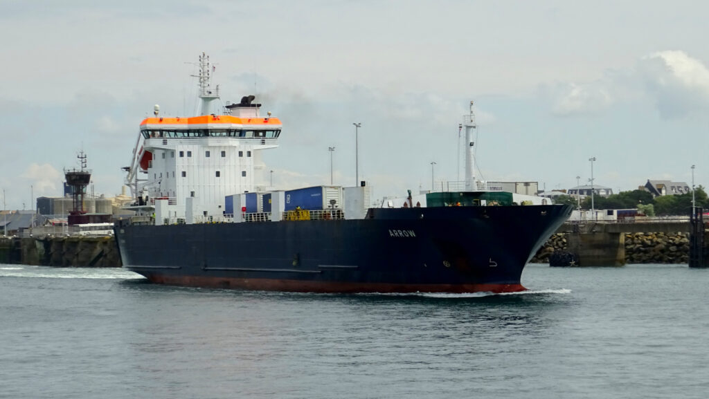 Le roulier M/V Arrow prend de la vitesse. Il vient de quitter l'écluse du Naye, qui marque la sortie des bassins intérieurs du port de Saint-Malo.