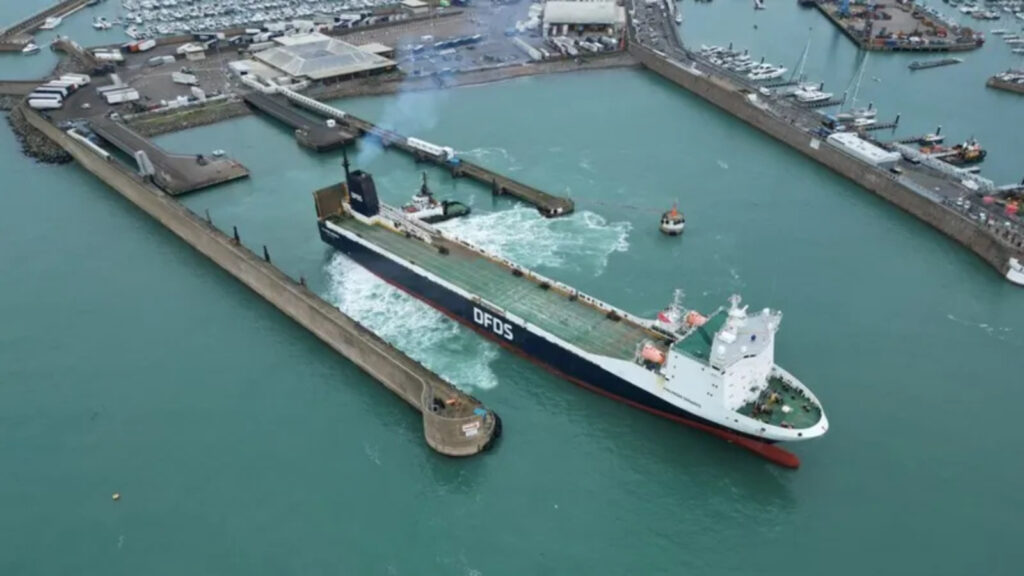 Le navire Finlandia Seaways opère des essais d'accostage dans le port de Jersey. Il est le plus long navire à s'être amarré dans ce port de la Manche.