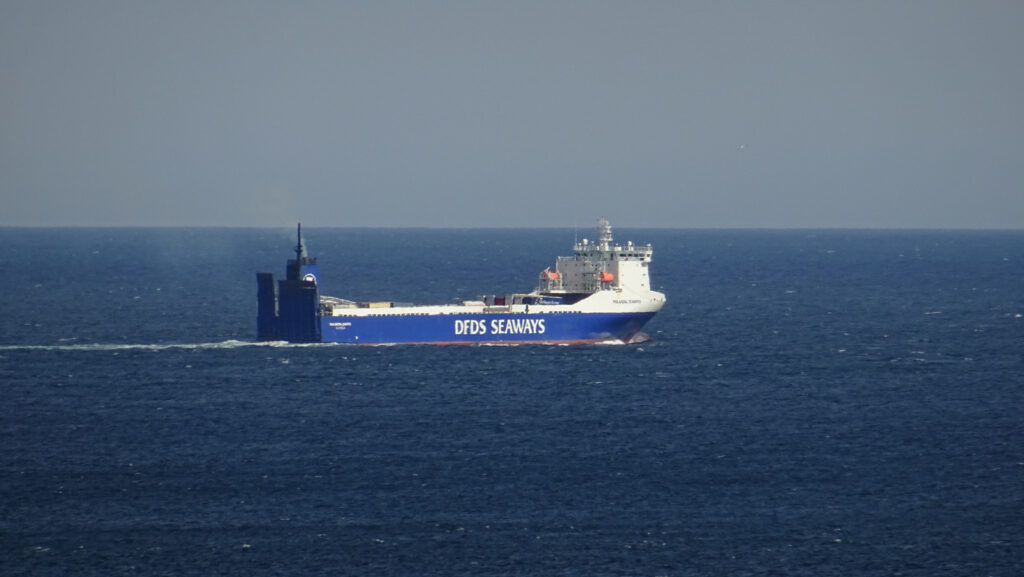 Le navire roulier Finlandia Seaways de DFDS est photographié au large des côtes écossaises. Il reliait alors le port de Rosyth à celui de Zeebruges (Belgique).