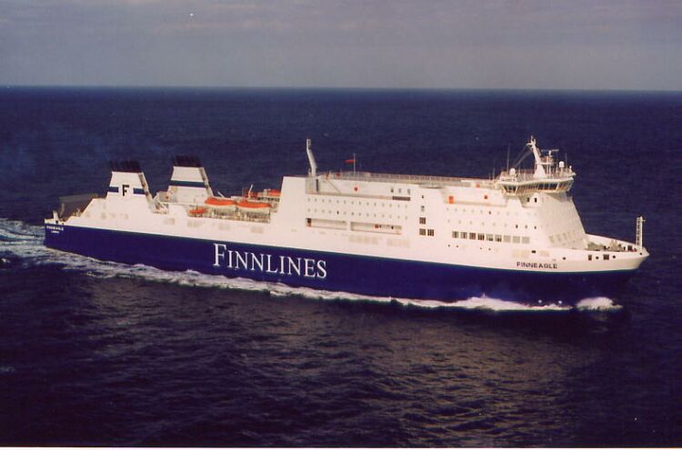 Le ferry mixte M/V Finneagle est photographié peu après sa mise en mise en service.
