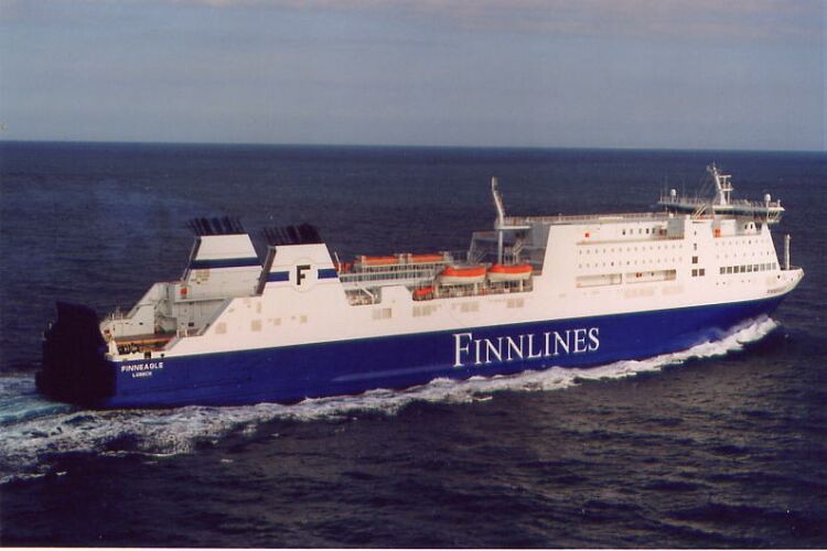 Le ferry-mixte M/V Finneagle est photographié en pleine mer, peu après sa mise en service.