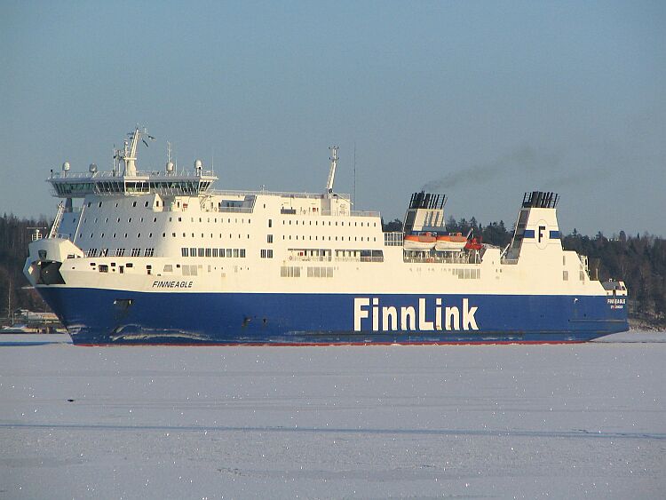 Le ferry mixte Finneagle approche du port finlandais de Naantali.