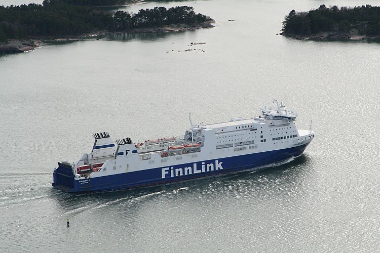 Le ferry mixte M/V Finneagle est photographié au milieu de l'archipel d'Åland.