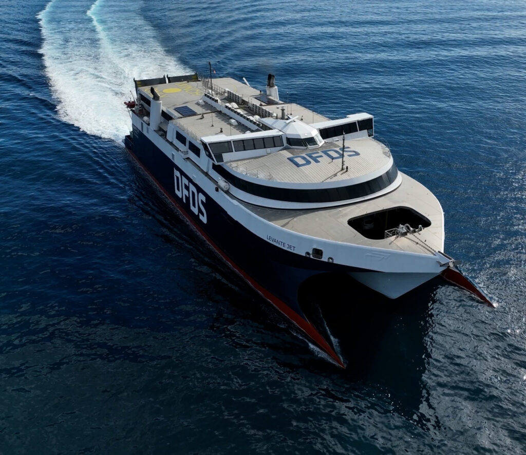 Le HSC Levante Jet est photographié alors qu'il navigue en pleine mer pour le compte de DFDS.