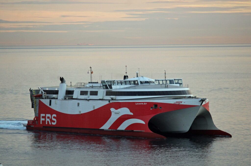 Le HSC Levante Jet est photographié alors qu'il approche du port de Ceuta. Le ferry arbore alors la livrée de FRS.