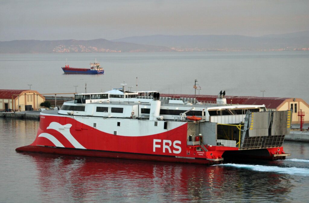 Le HSC Levante Jet est photographié alors qu'il appareille du port de Ceuta. Le ferry arbore alors la livrée de FRS.