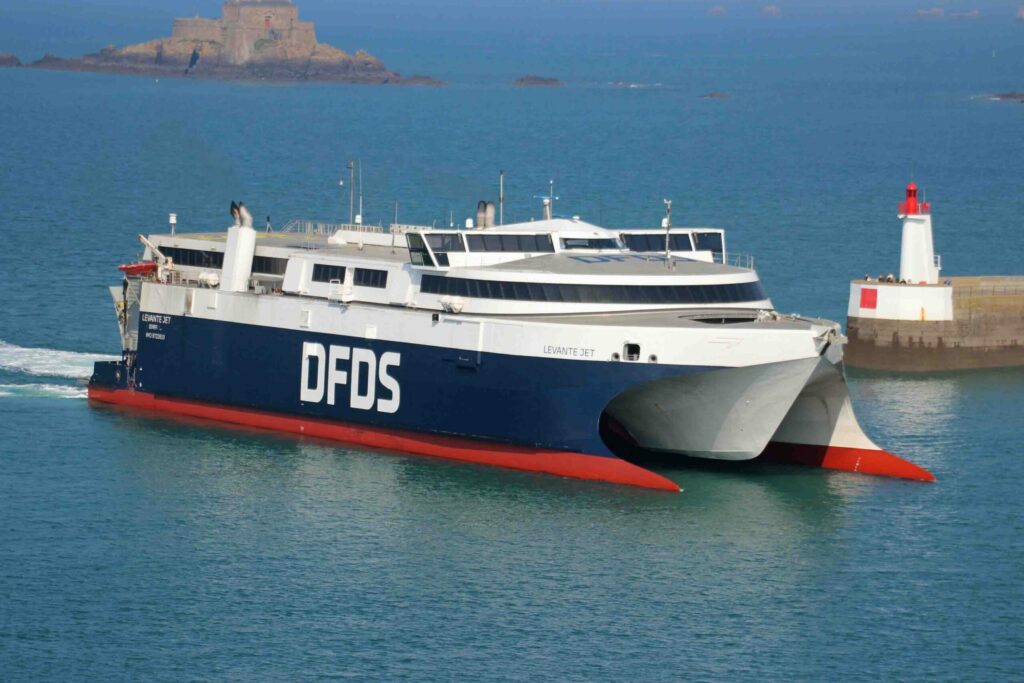 Le catamaran HSC Levante Jet est photographié alors qu'il entre dans le port de Saint-Malo.