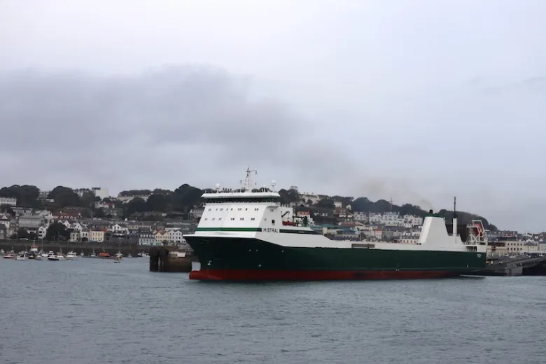 Le roulier M/V Mistral réalise des essais d'accostage dans le port de Saint-Pierre-Port (Guernesey). Ces essais sont menés par SNCF, avec des fonds du gouvernement de Jersey.