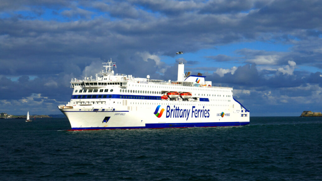 Le ferry mixte M/V Saint-Malo navigue dans la baie de Saint-Malo. Ce navire de Brittany Ferries relie chaque jour Saint-Malo à Portsmouth.