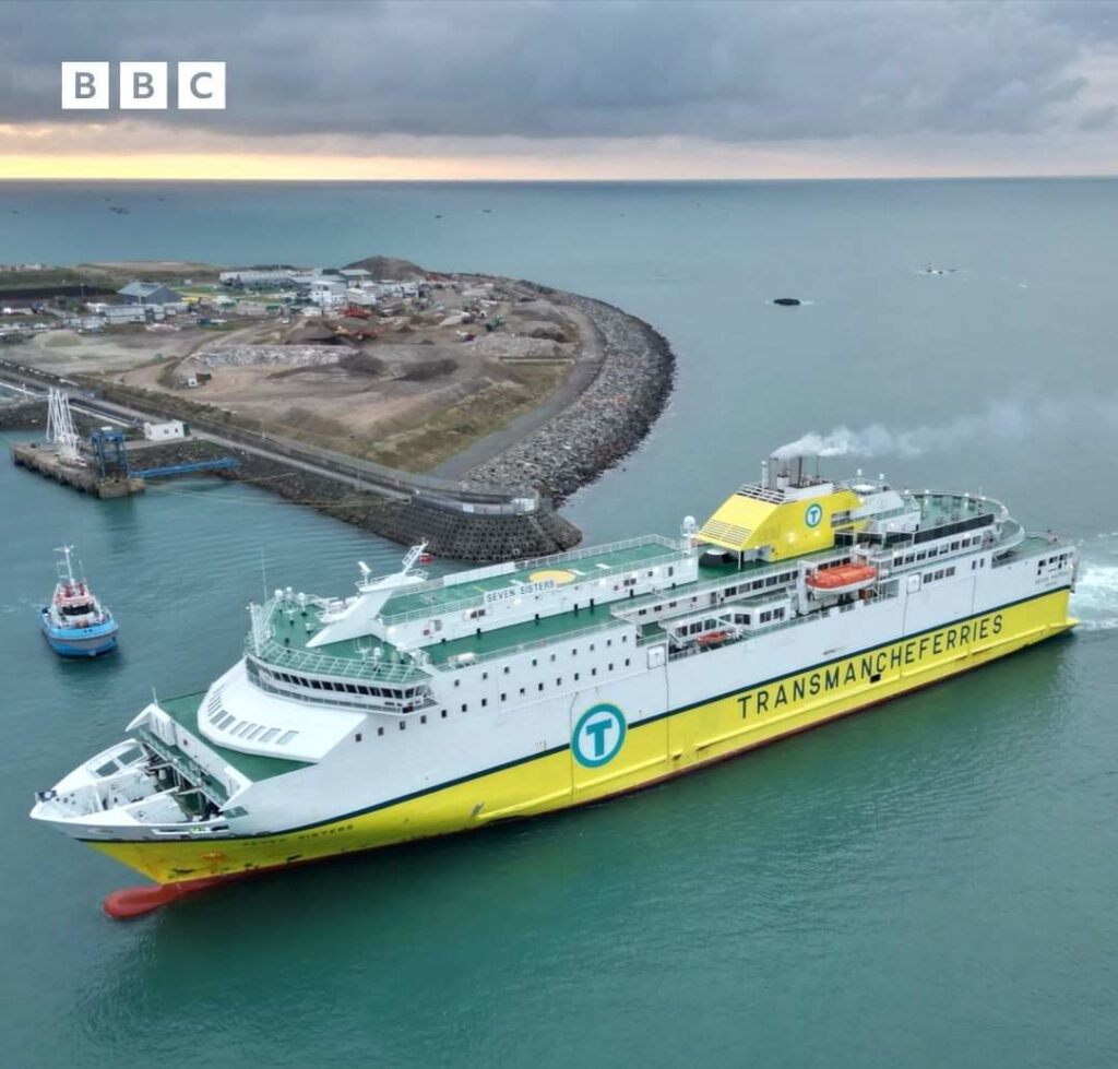 Le roulier mixte M/V Seven Sisters entreprend des essais d'accostage à Saint-Hélier (Jersey). Ces essais sont menés par DFDS, avec financement du gouvernement de Jersey.