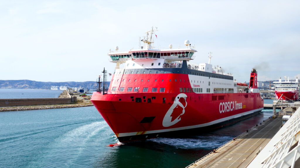 Le ferry-mixte M/V Vizzavona de Corsica Linea est photographié alors qu'il appareille de Marseille.