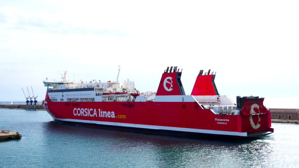 Le ferry mixte M/V Vizzavona est photographié alors qu'il appareille de Marseille.