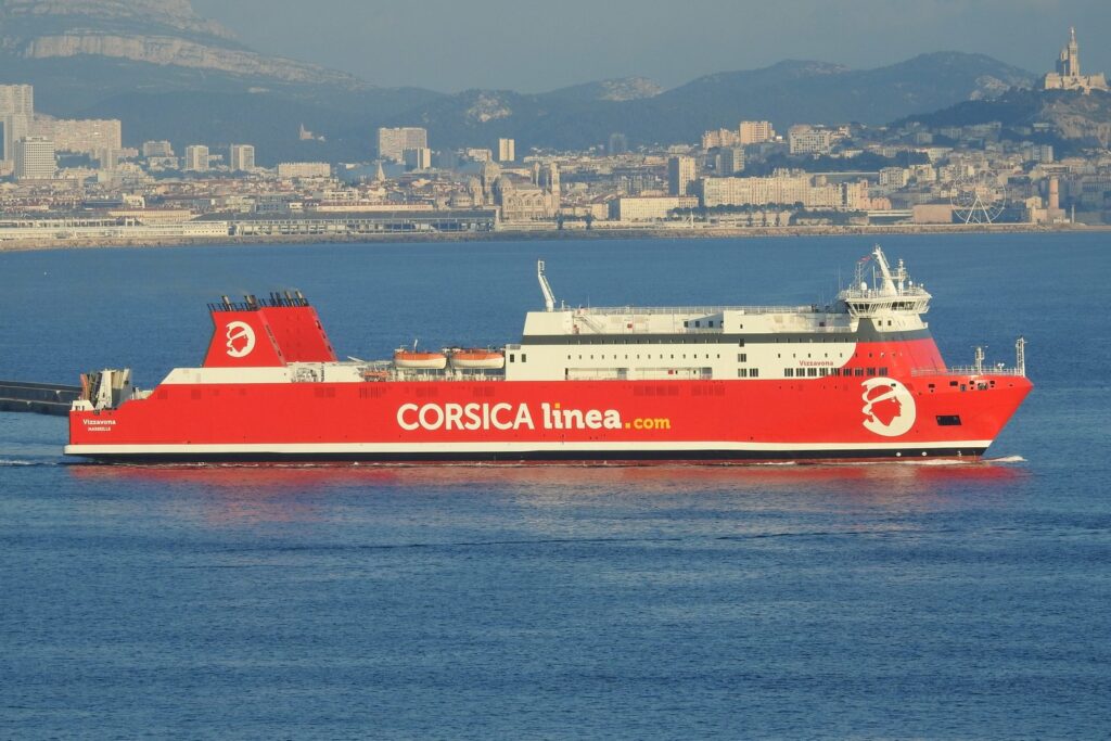 Le ferry-mixte M/V Vizzavona de Corsica Linea est photographié alors qu'il longe les côtes corses.